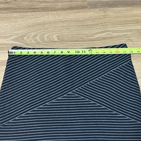 J Jill Ponte Pencil Skirt Size Medium stretchy short classic - Picture 4 of 10